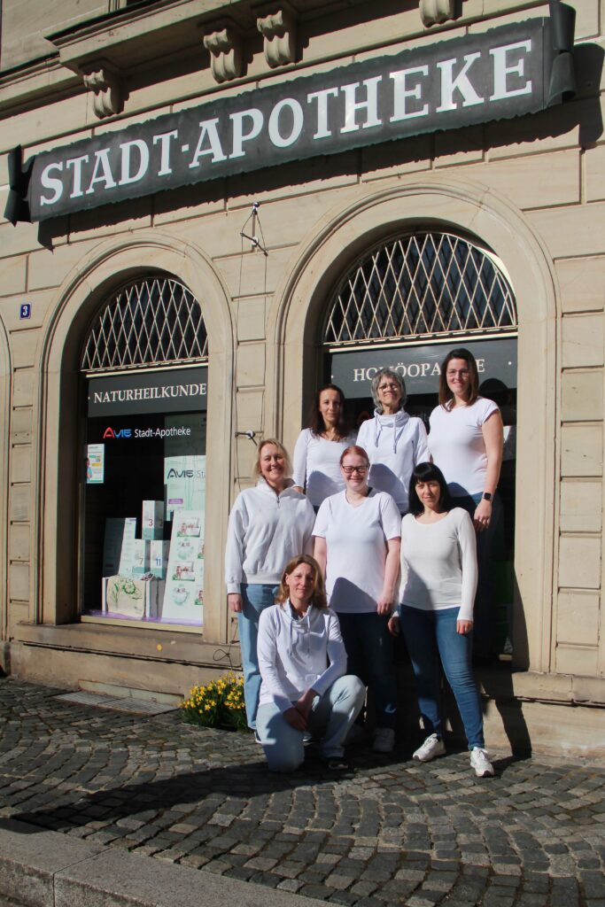 Team der Stadt-Apotheke vor der Apothekenfiliale